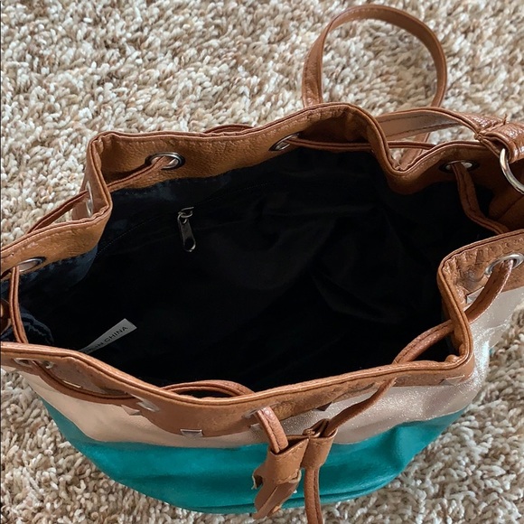 NWT Small Bucket Crossbody Bag - Picture 4 of 6